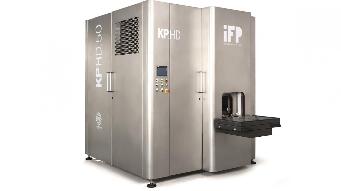 La machine KP HD, l’une des innovations développées par IFP Europe, permet l’élimination efficace des pâtes de polissage.