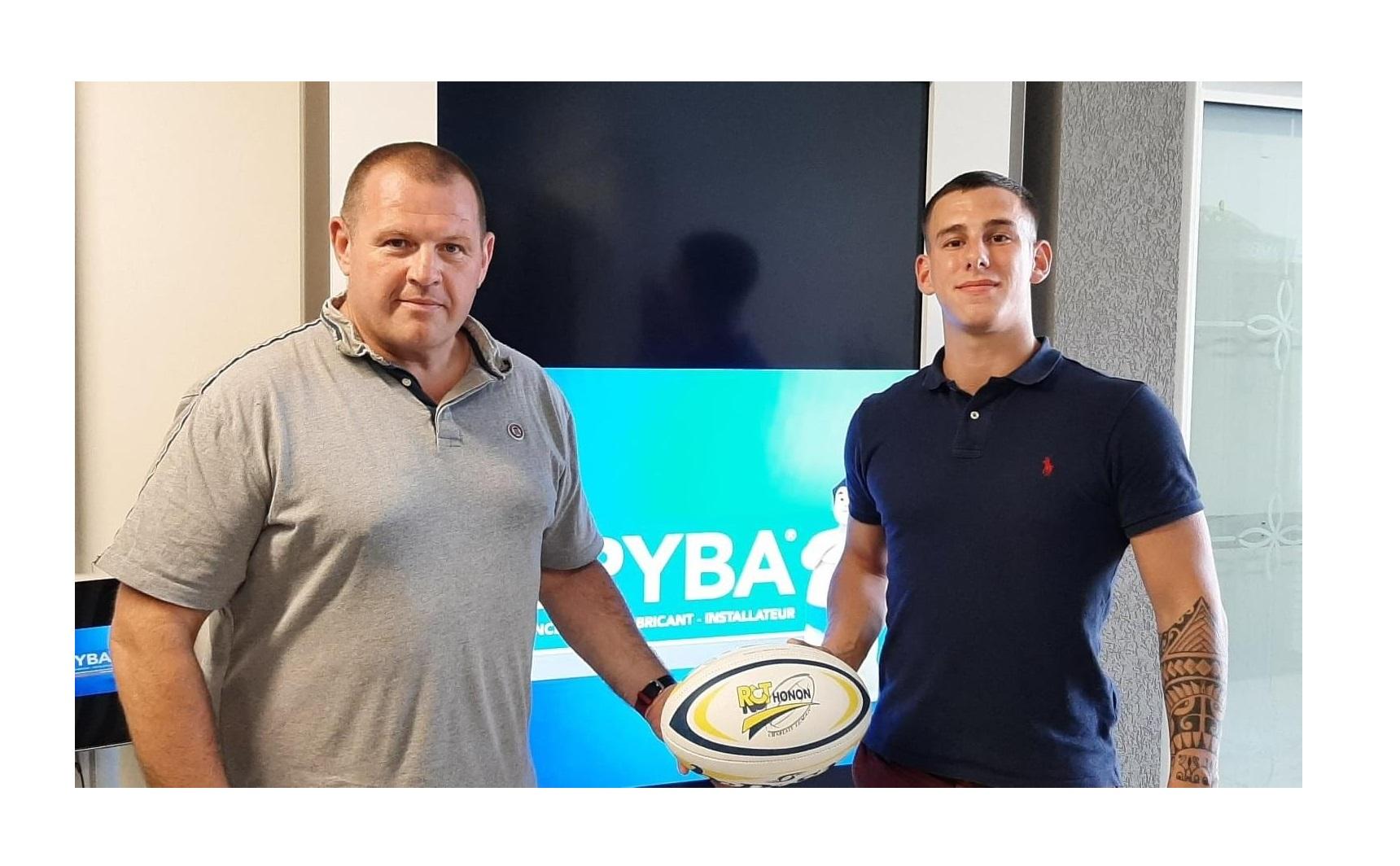 Eric Béchet (à gauche), président du RCTCL. L’entreprise et son gérant Lucas Chabaud (à droite) ont signé un partenariat avec le Rugby Club Thonon Chablais Léman.