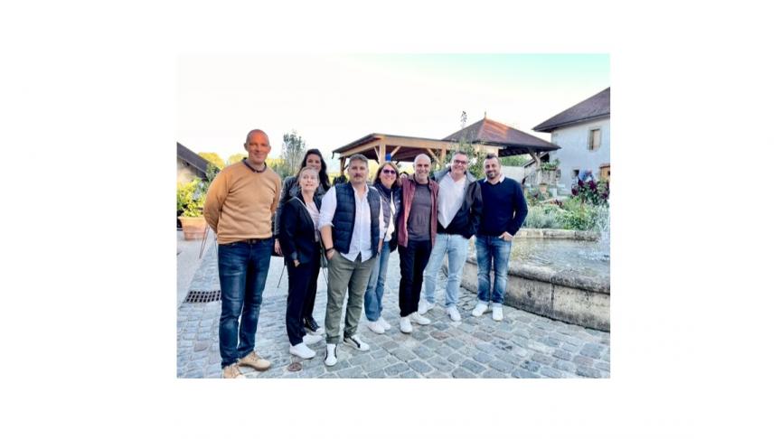 De gauche à droite : Simon Revel – Chargé d’affaires secteur acier, Alexandra Cebille – Conductrice de travaux, Megan Lurin – Assistante administrative, Gregory Gilabert – Directeur, Hélène Dallemagne – Comptable, Alain Joseph – Administrateur Groupe PHIDA, Philippe Jaillet – Directeur Financier Groupe PHIDA, Jean-Baptiste Prost – Chargé d’affaires