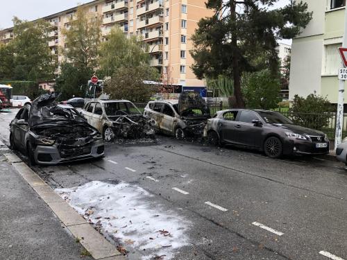 Annecy: une voiture brûle, les flammes se propagent sur trois autres véhicules