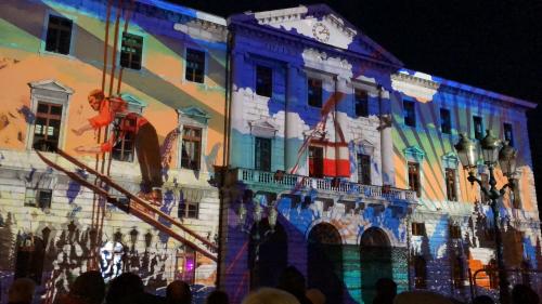 (VIDEOS & PHOTOS) Annecy : la mairie s’illumine pour les fêtes, une semaine après avoir brûlé