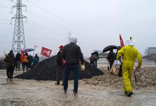 (VIDEO) Annecy : des militants écologistes manifestent contre l’arrivée d’Amazon