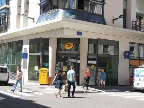 Coronavirus: à Annecy, «les clients de La Poste ne sont pas toujours compréhensifs» Coronavirus: à Annecy, «les clients de La Poste ne sont pas toujours compréhensifs»