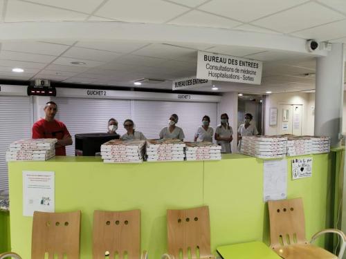 (VIDEO) Les taxis de Thonon distribuent des pizzas aux soignants et aux pompiers