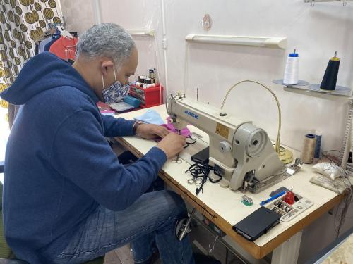 Ferney-Voltaire : il réalise des masques en tissu pour le personnel soignant Ferney-Voltaire : il réalise des masques en tissu pour le personnel soignant