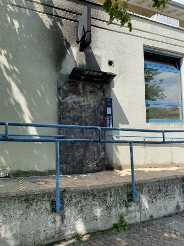Ferney-Voltaire: le distributeur de la banque postale incendié