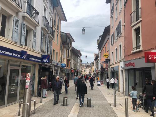 (VIDEO) Thonon : au premier jour du déconfinement, du monde dans les rues du centre-ville