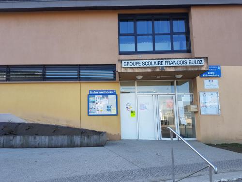 Retour à l’école : à Saint-Julien, la colère gronde chez les parents d’élèves Retour à l’école : à Saint-Julien, la colère gronde chez les parents d’élèves