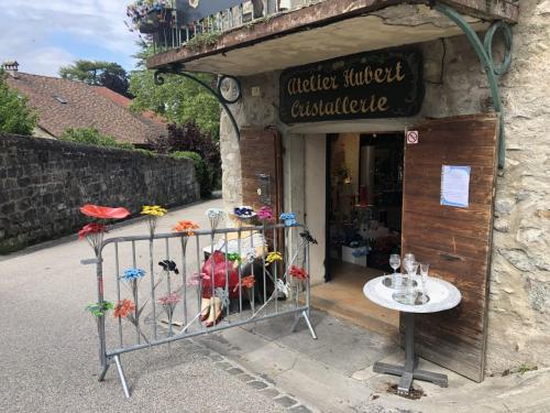 (PHOTOS) Yvoire : le maire pousse un coup de gueule contre les commerçants et installe… des barrières