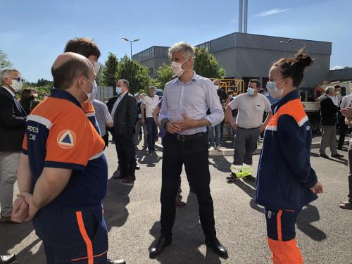 (PHOTOS) Laurent Wauquiez en déplacement au Chal pour distribuer les masques de la Région