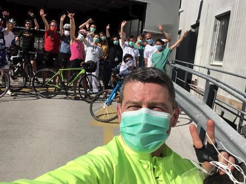 Annecy : il fait un tour des hôpitaux à vélo pour soutenir les soignants