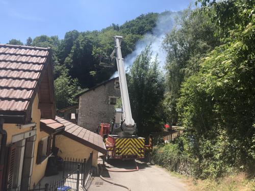 (VIDEO & PHOTOS) Léaz : une ancienne grange atelier part en fumée, une maison mitoyenne touchée
