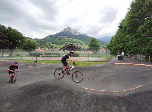 La commune de Bernex a désormais son pumptrack La commune de Bernex a désormais son pumptrack