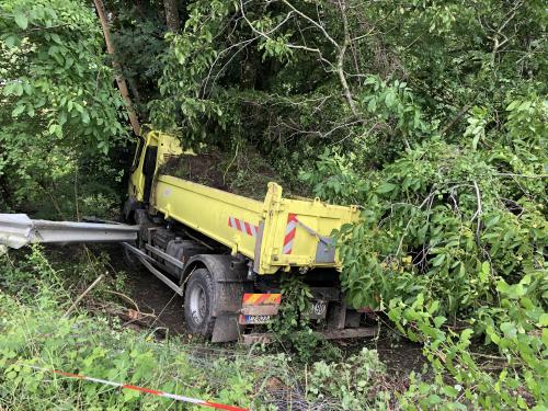 (VIDEO) Bonneville : un camion chute de 10 mètres dans un ravin