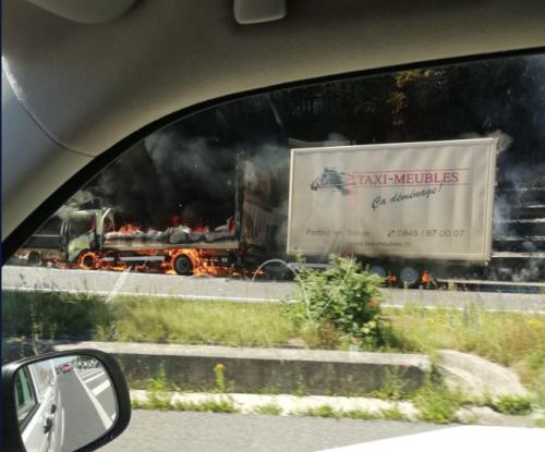 L’incendie d’un camion perturbe la circulation sur l’autoroute Lausanne-Genève