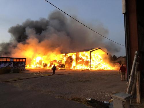 Chens-sur-Léman : un spectaculaire incendie ravage un hangar