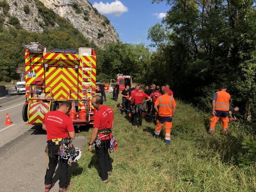 (PHOTOS) Léaz : une voiture sort de la route et tombe dans un ravin