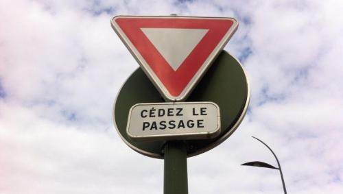 Annecy : interpellés alors qu’ils se promenaient avec un panneau de signalisation de 3,50 mètres sous le bras