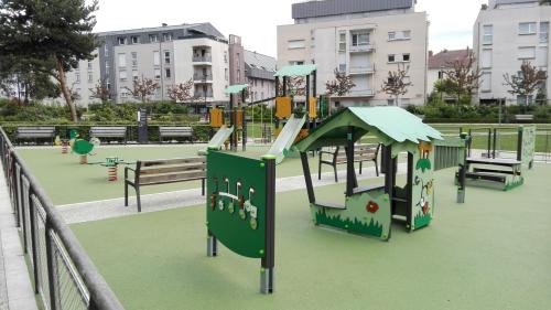 Annecy : une mère de famille se fait voler son sac à main alors qu’elle joue avec ses enfants dans une aire de jeux