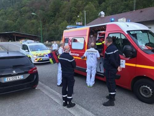 (Insolite) Chézery-Forens : elle accouche dans sa voiture, devant la gendarmerie !