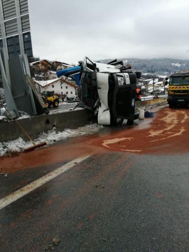 (PHOTOS) Passy : après l’accident sur l’autoroute, place à l’évacuation du poids lourd