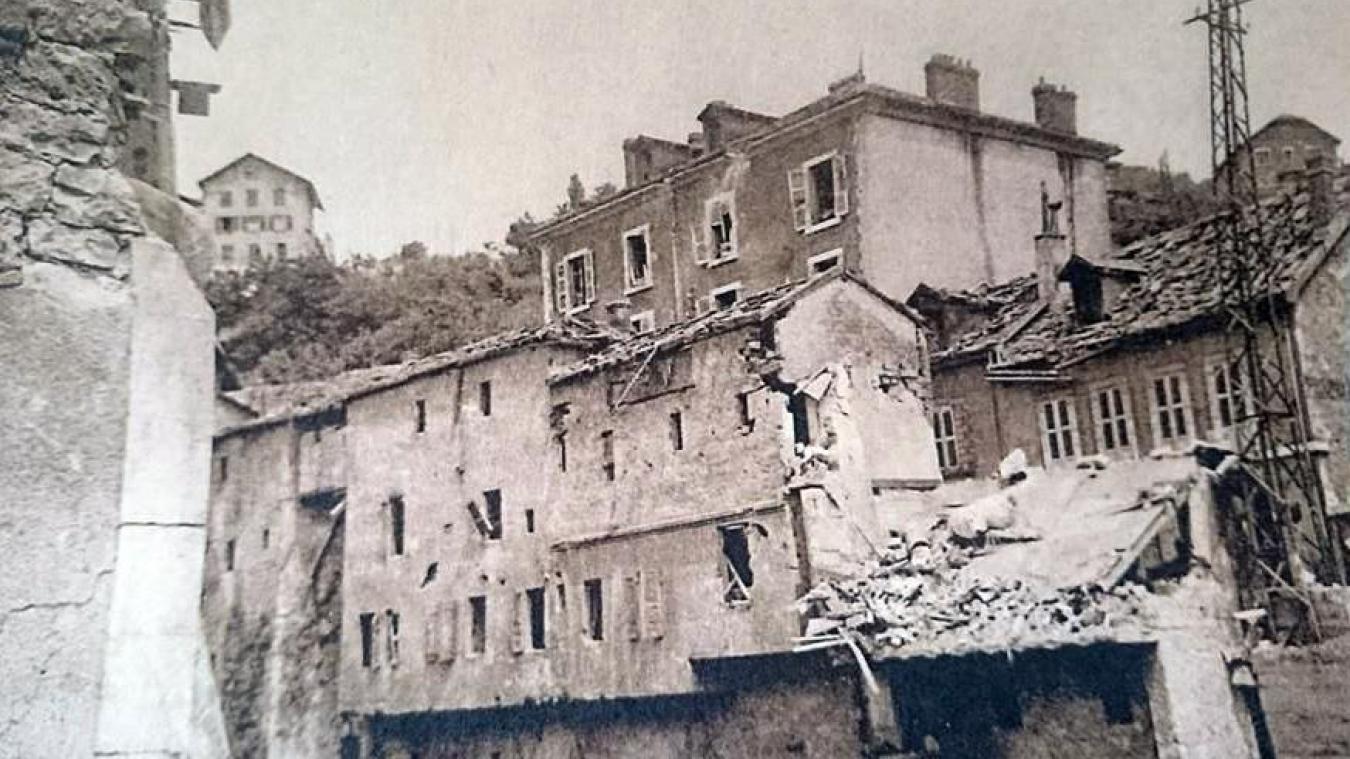 De gros dégâts également rue des Bains, devenue rue Jules-Ferry, le long de la Valserine en amont du pont.
