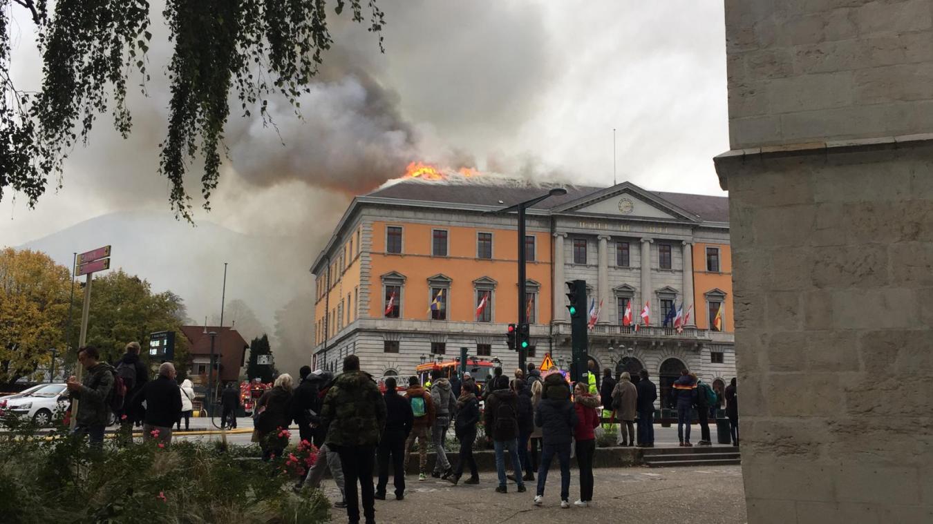 L'incendie de la mairie d'Annecy est maîtrisé L'incendie de la mairie d'Annecy est maîtrisé