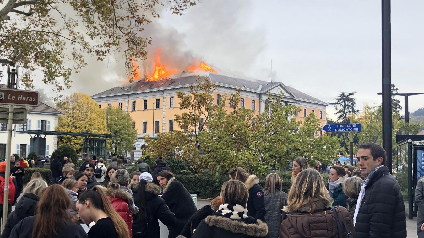 L'incendie de la mairie d'Annecy est maîtrisé L'incendie de la mairie d'Annecy est maîtrisé