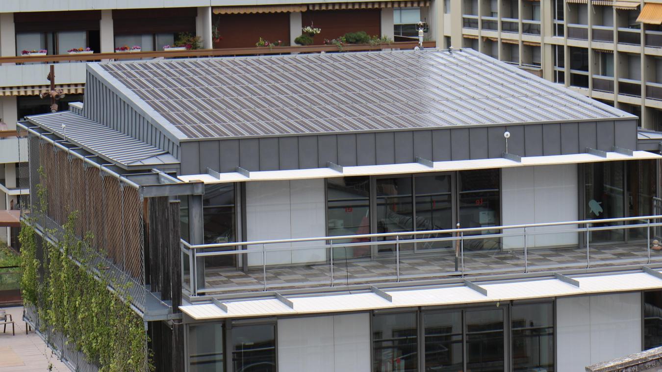 65 m2 de panneaux photovoltaïques ont été installés en mai 2019 sur le toit du CAUE 74, esplanade Paul-Grimault à Annecy.