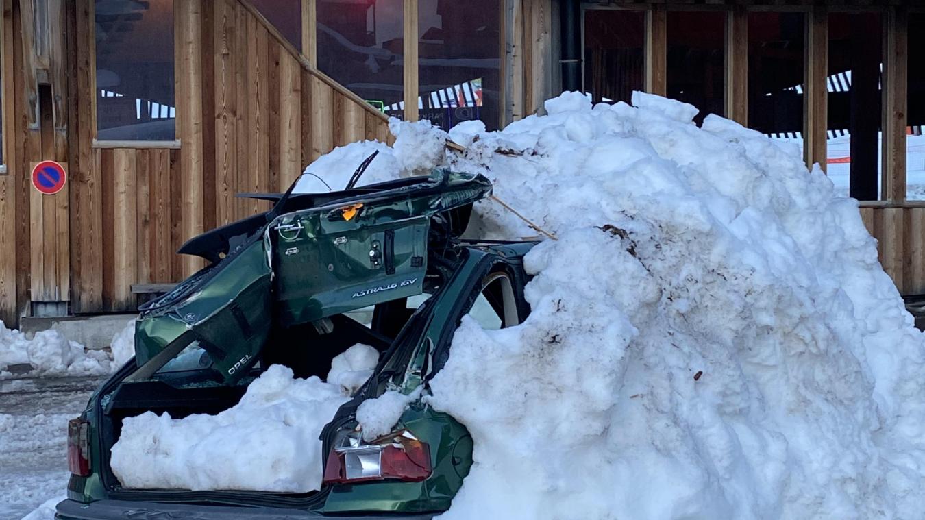 Avoriaz Une Voiture Defoncee Par Un Chasse Neige Le Messager