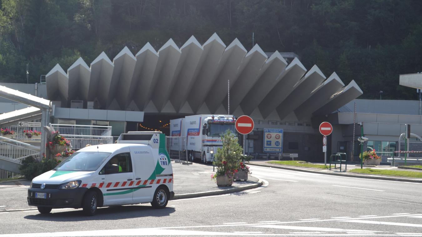 Pour l’heure, pas question de fermer le tunnel du Mont-Blanc d’où transitent plusieurs milliers de véhicules venus d’Italie chaque jour.