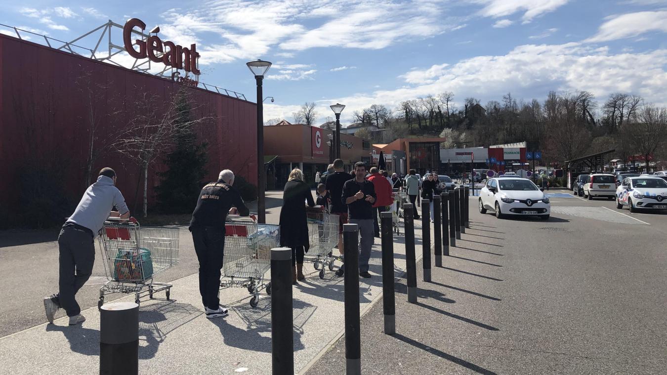 Coronavirus Des Files D Attente Devant Les Supermarches D Annecy Le Messager