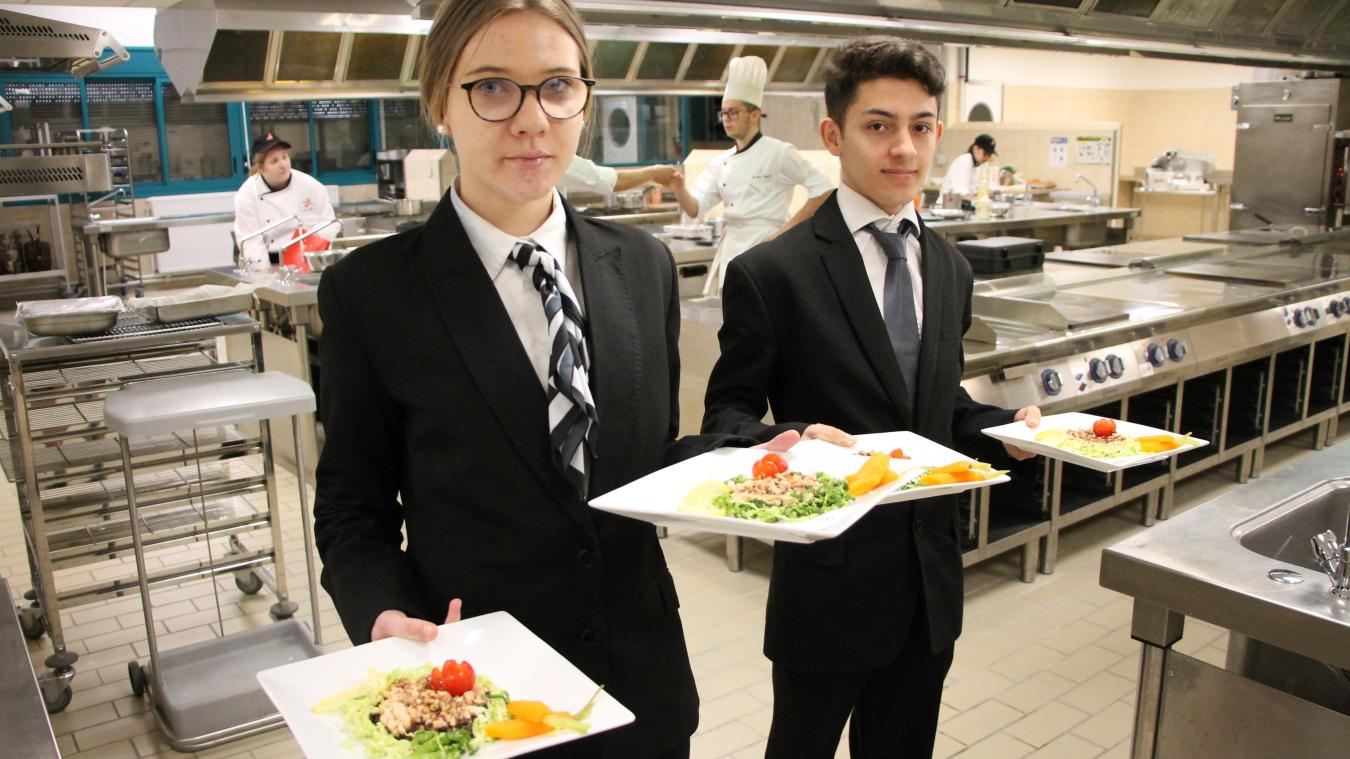 Les élèves du lycée hôtelier ont assuré le service des plats.