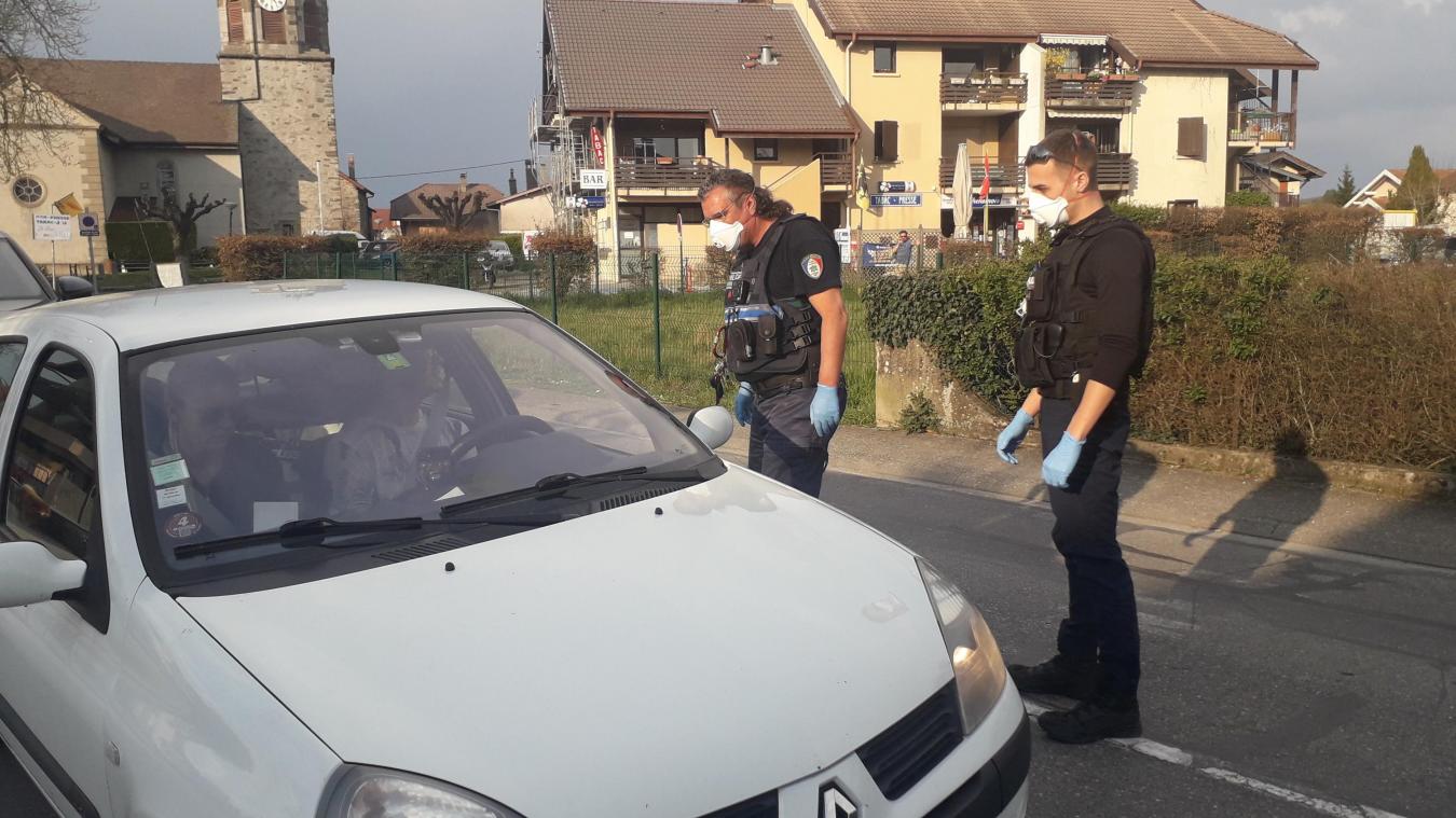 Coronavirus, contrôles effectués par la police locale. Checkpoint sur Via Lequile Coronavirus, contrôles effectués par la police locale. Checkpoint sur Via Lequile