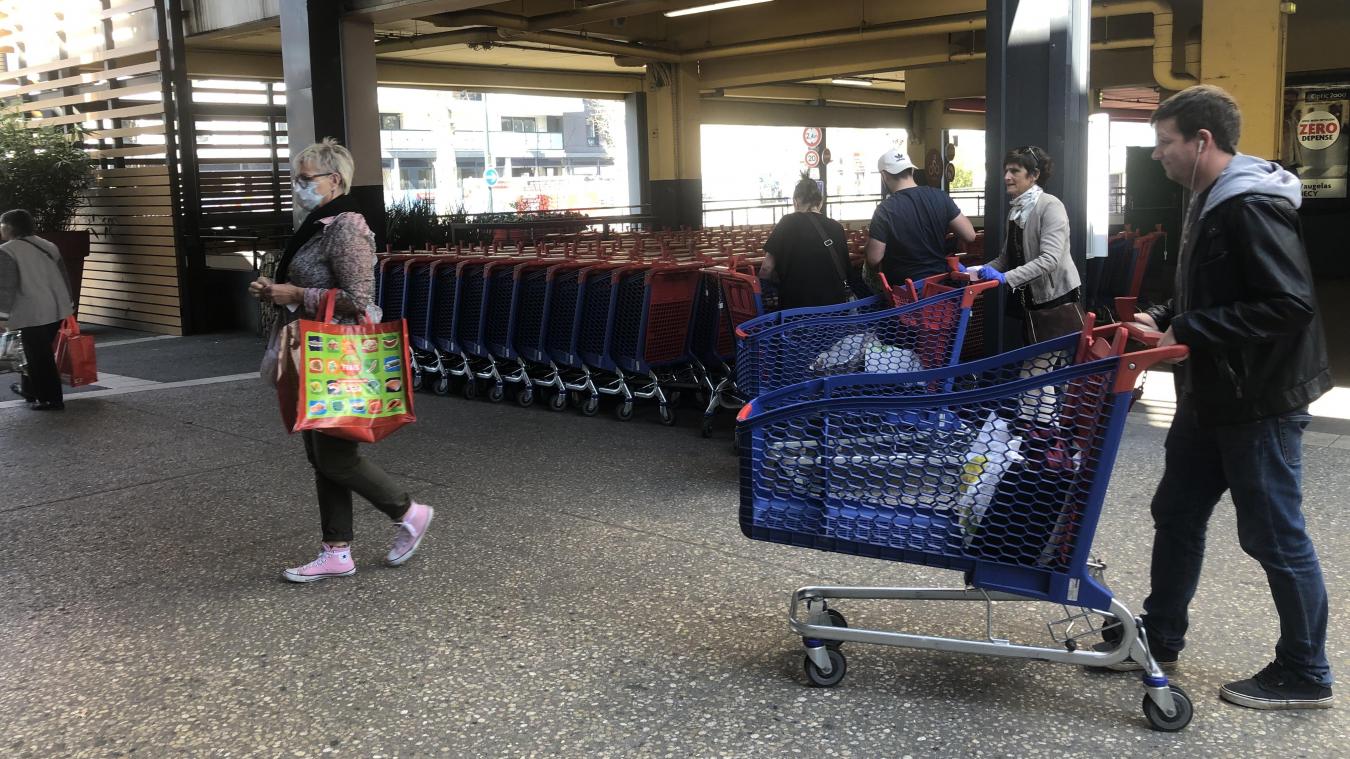 À Annecy, les clients se bousculent à l’entrée des supermarchés pour aller faire les courses.