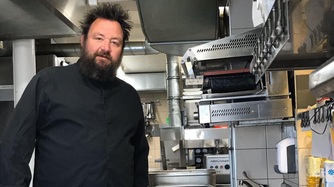 Le chef cuisinier de La Brasserie du Général, Renaud Oster, travaille seul depuis le début du confinement.