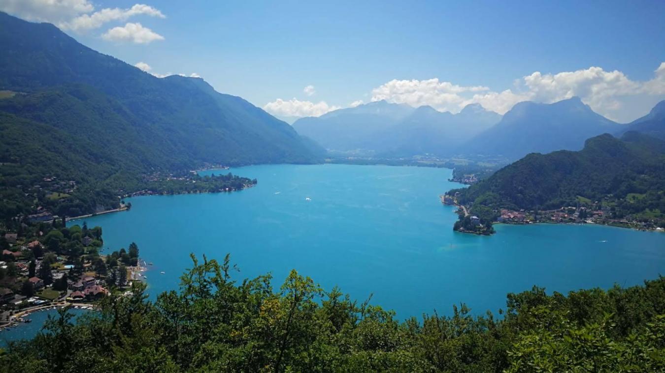 Le lac d'Annecy compte de nombreuses résidences secondaires. Un tiers des foyers sur les communes de Menthon et Talloires (ici en photo depuis le Roc de Chère).