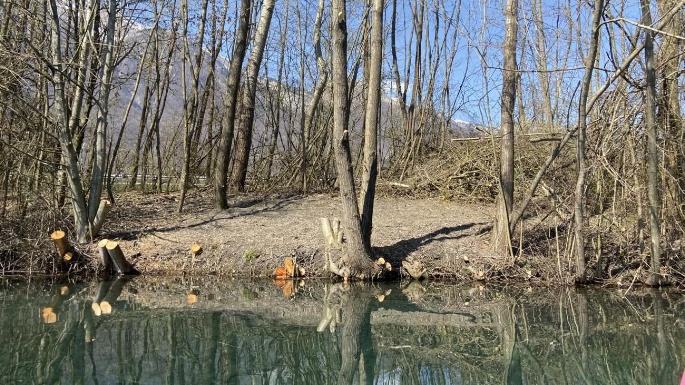 On ne sait pas qui endommage le lac de cette manière et pour quoi faire. Tous les usages du lac sont interdits.