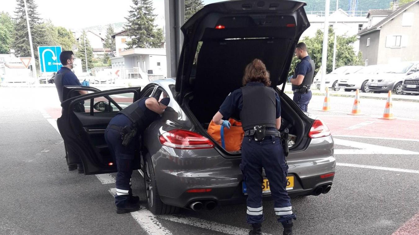 Haute Savoie Pays De Gex Pendant Trois Mois Les Douaniers Ont Refoule 15 000 Personnes Aux Frontieres La Savoie