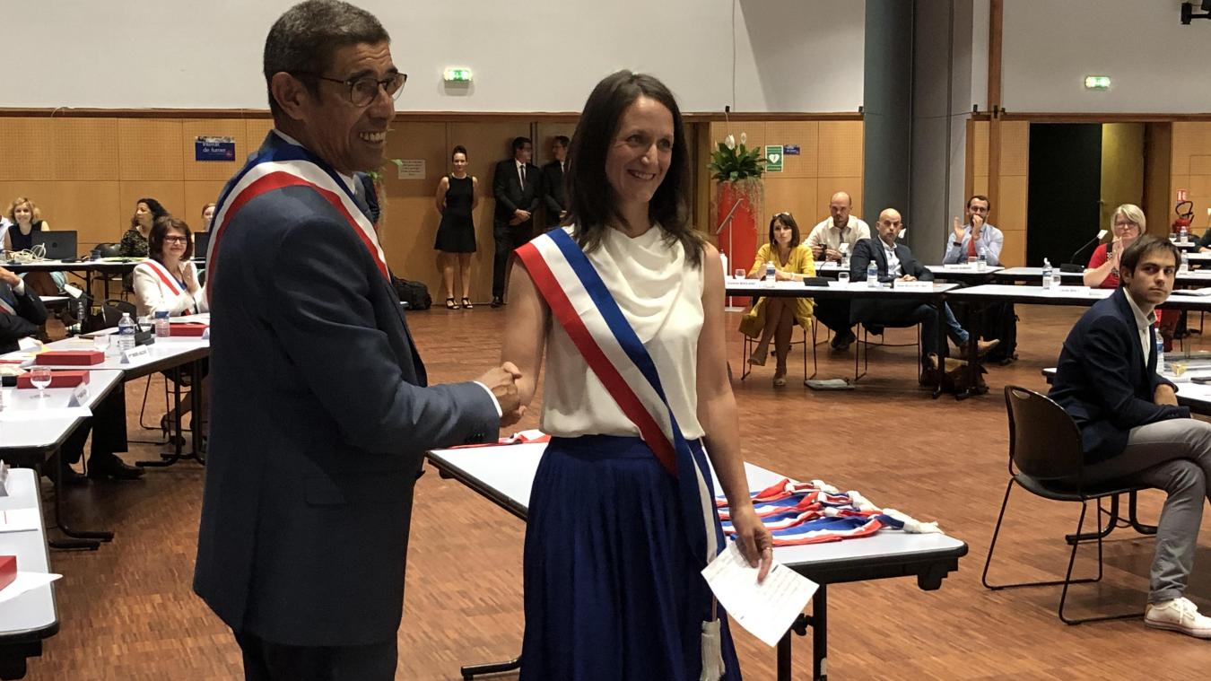 François Astorg, maire de la commune nouvelle d’Annecy, félicite Chantale Farmer, la maire déléguée d’Annecy.