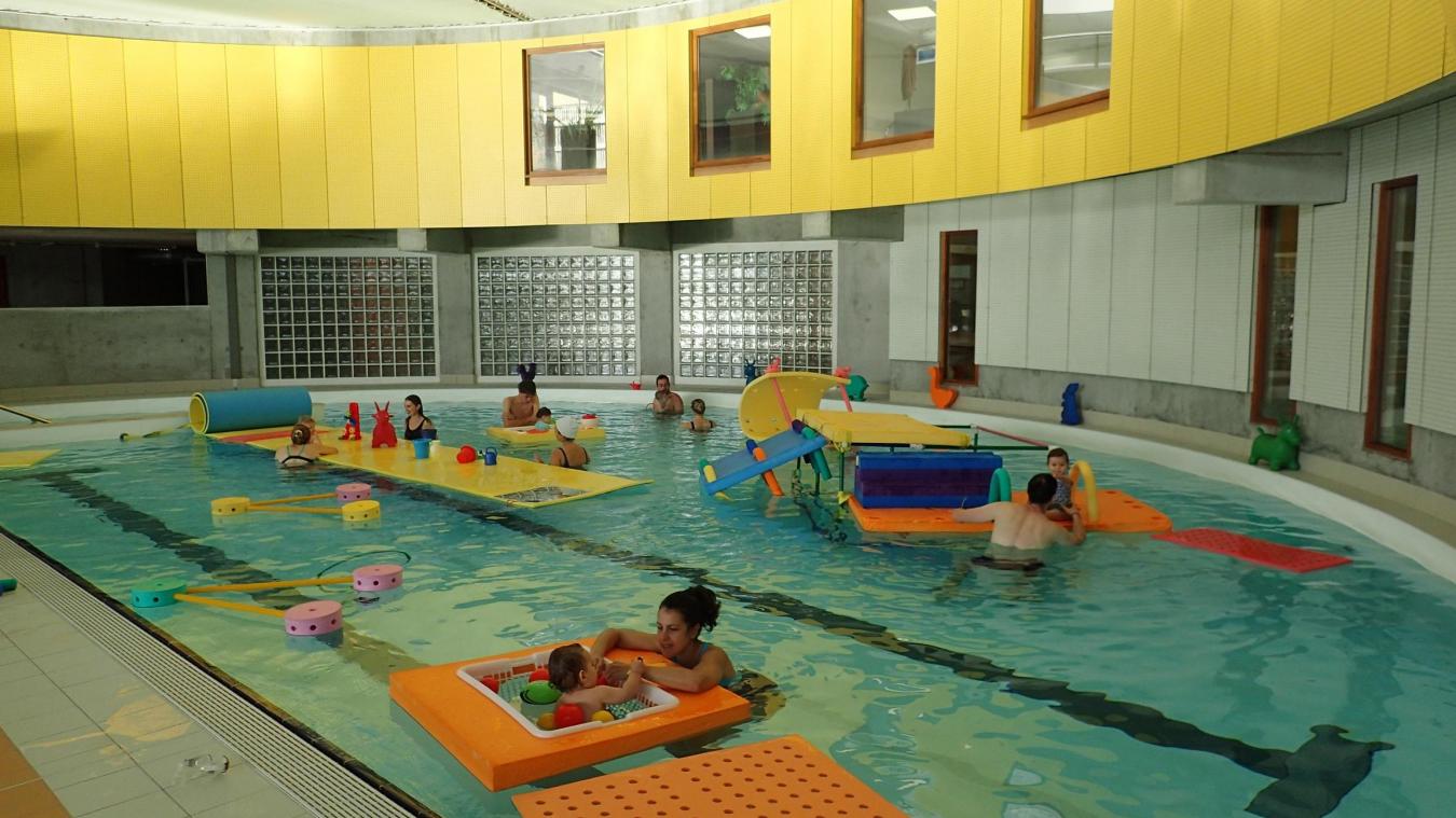 Enfants et parents apprivoisent l’environnement aquatique, à leur rythme, à l’aide de nombreux jeux.