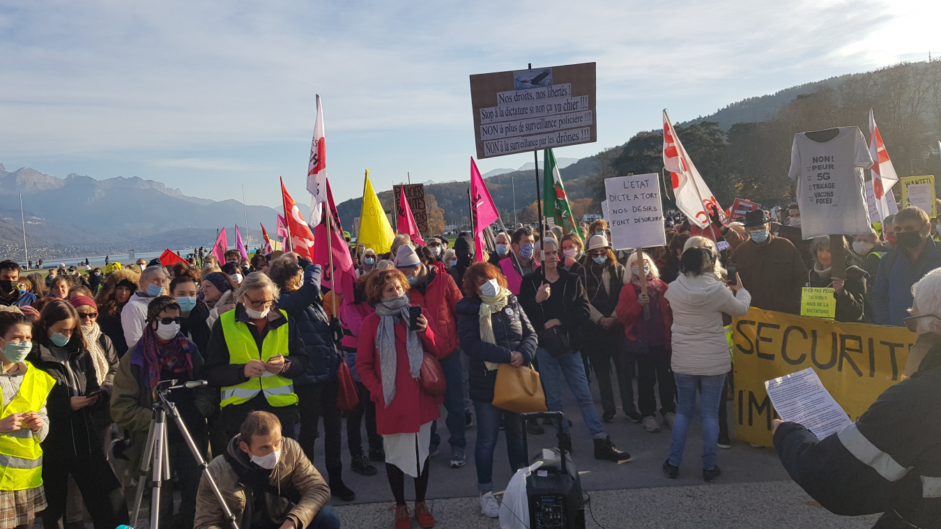 Syndicats, associations et groupes politiques se sont retrouvés lors d’une manifestation autorisée sur le Pâquier.