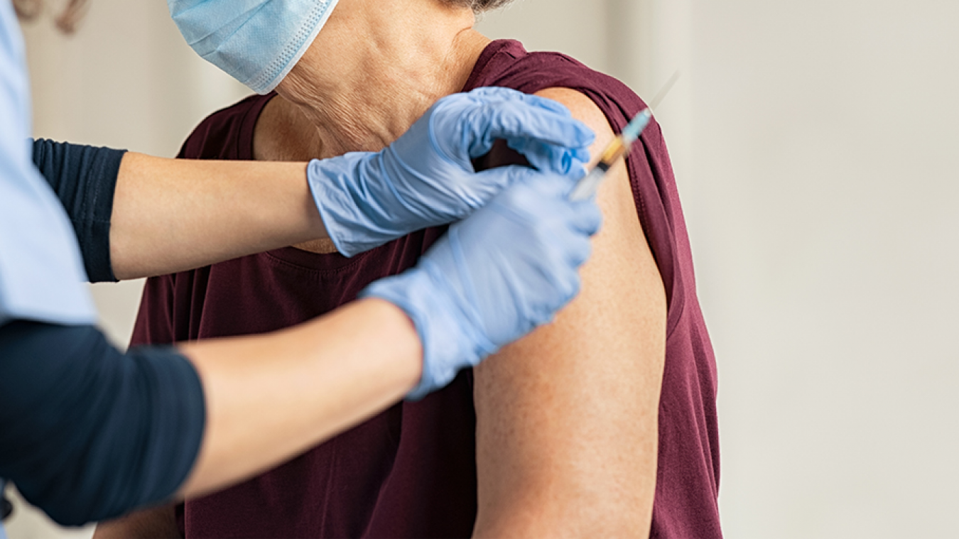 La vaccination contre le Covid-19 a débuté le 27 décembre 2020 en France.