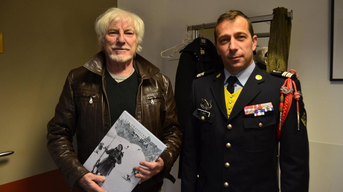 En 2016, à l’occasion d’un concert à Annecy, Hugues Auffray, ancien du bataillon, avait rencontré le chef de corps, le lieutenant-colonel Frédéric Vola. Photo: Facebook du 27e BCA.