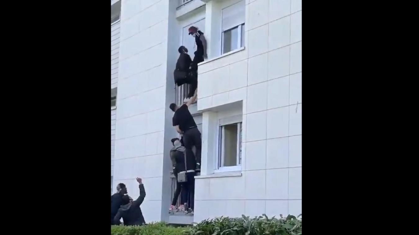 Des jeunes d’un quartier nantais n’ont pas hésité à escalader un immeuble de quatre étages pour sauver une famille avant l’arrivée des pompiers.