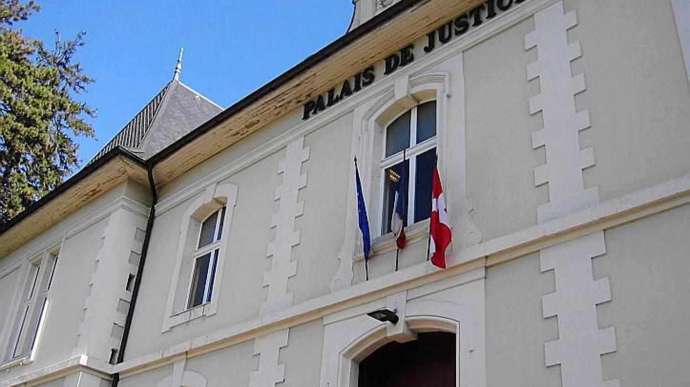 Il montre ses fesses aux gendarmes car ils ont défoncé sa porte.