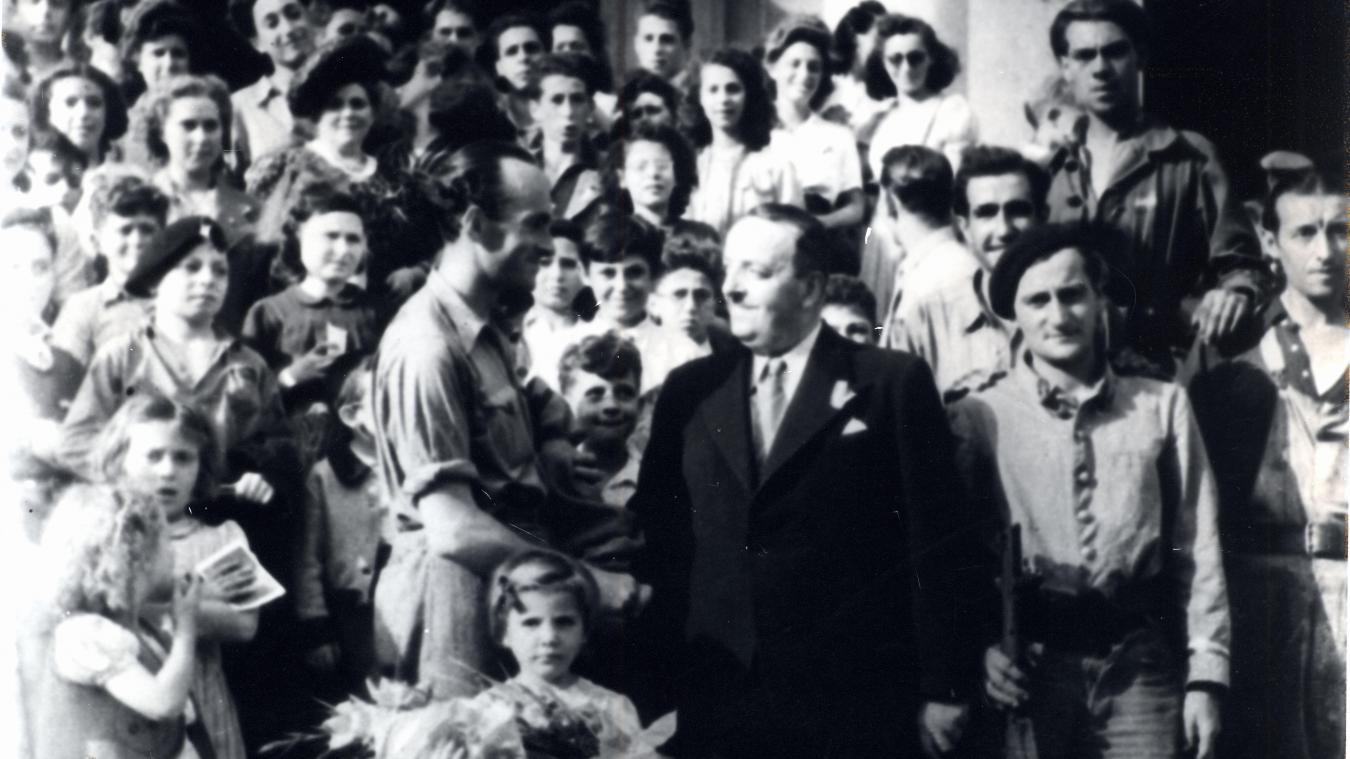 À la Libération, les enfants du dernier convoi de Marianne Cohn, dont les frères Herszberg, posent autour du maire Jean Deffaugt.