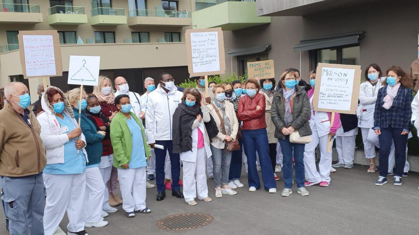 Une cinquantaine de soignants de l’établissement médico-social de Vessy, dans le canton de Genève, ont manifesté le 4 mai devant l’établissement, sur leur temps de pause. DR