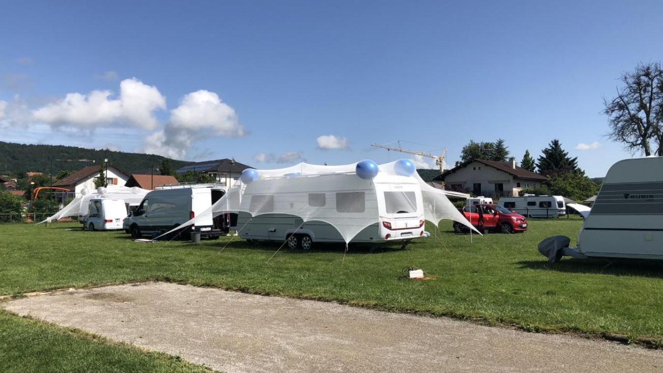 Une quinzaine de caravanes ont élu domicile sur le terrain de football d’Epagny-Metz-Tessy.
