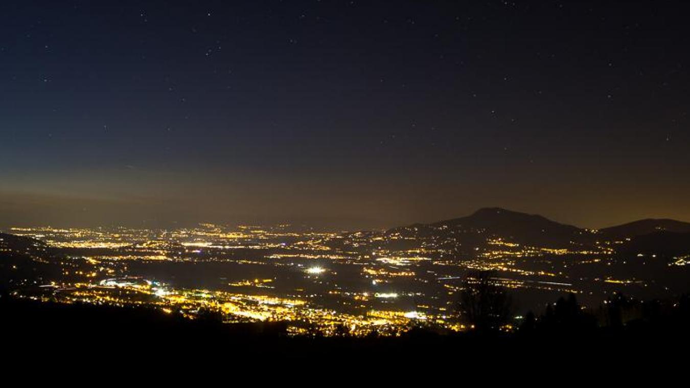 Une vue nocturne qui témoigne de l'importance de l'éclairage de nuit dans notre région.